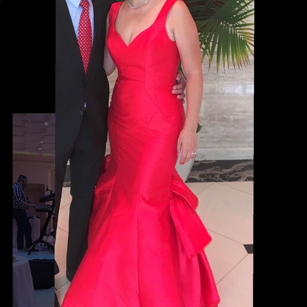 Amazing dress, great for wedding! Size 10